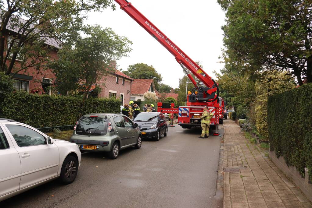 Schoorsteen kap gedemonteerd na schoorsteenbrand