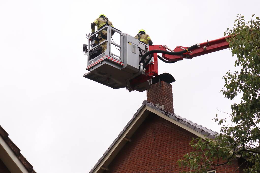 Schoorsteen kap gedemonteerd na schoorsteenbrand