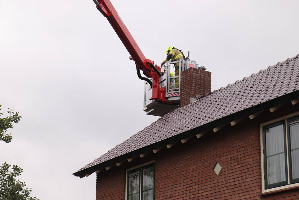 Schoorsteen kap gedemonteerd na schoorsteenbrand