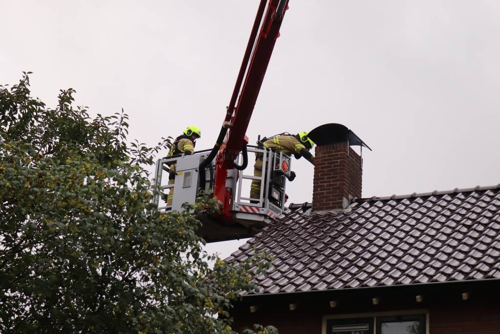 Schoorsteen kap gedemonteerd na schoorsteenbrand