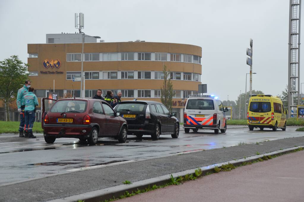 Gewonde bij kop-staart botsing voor rotonde