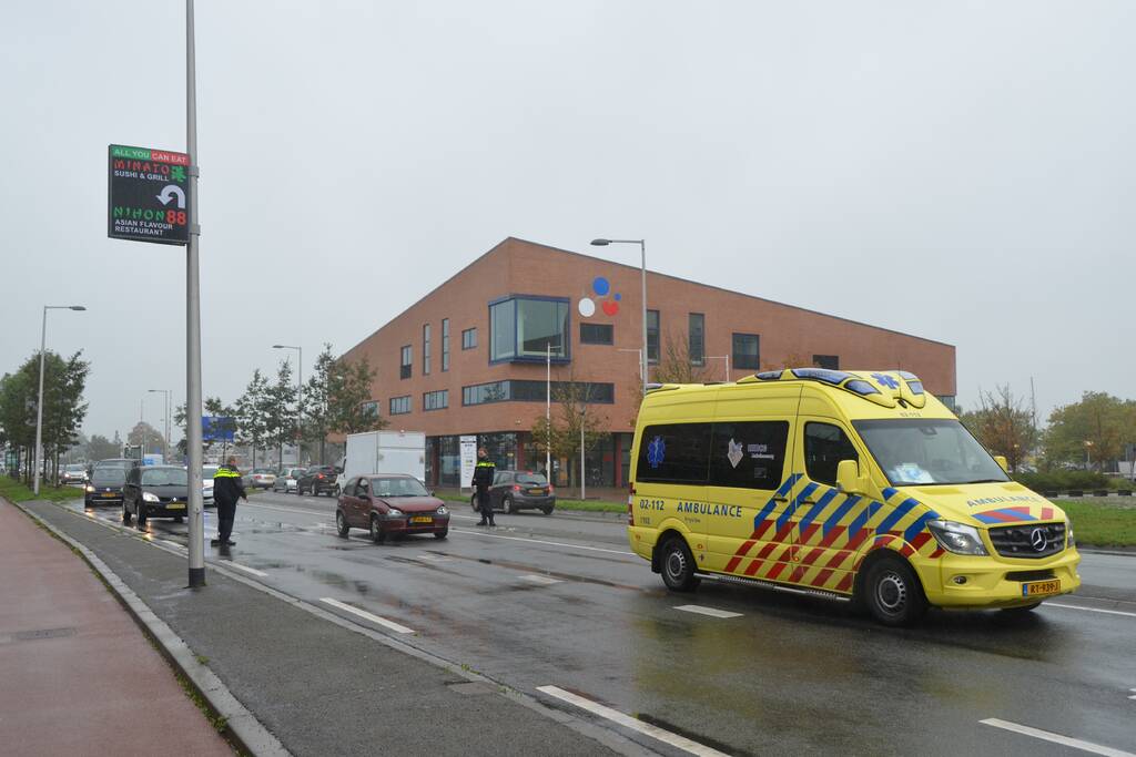 Gewonde bij kop-staart botsing voor rotonde