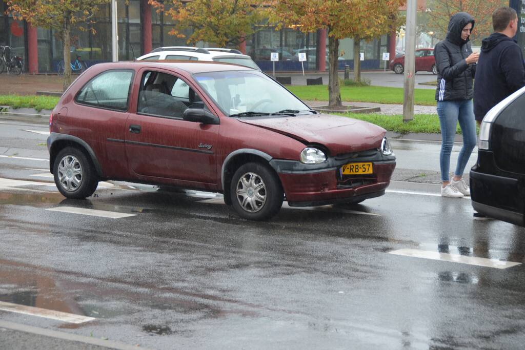 Gewonde bij kop-staart botsing voor rotonde