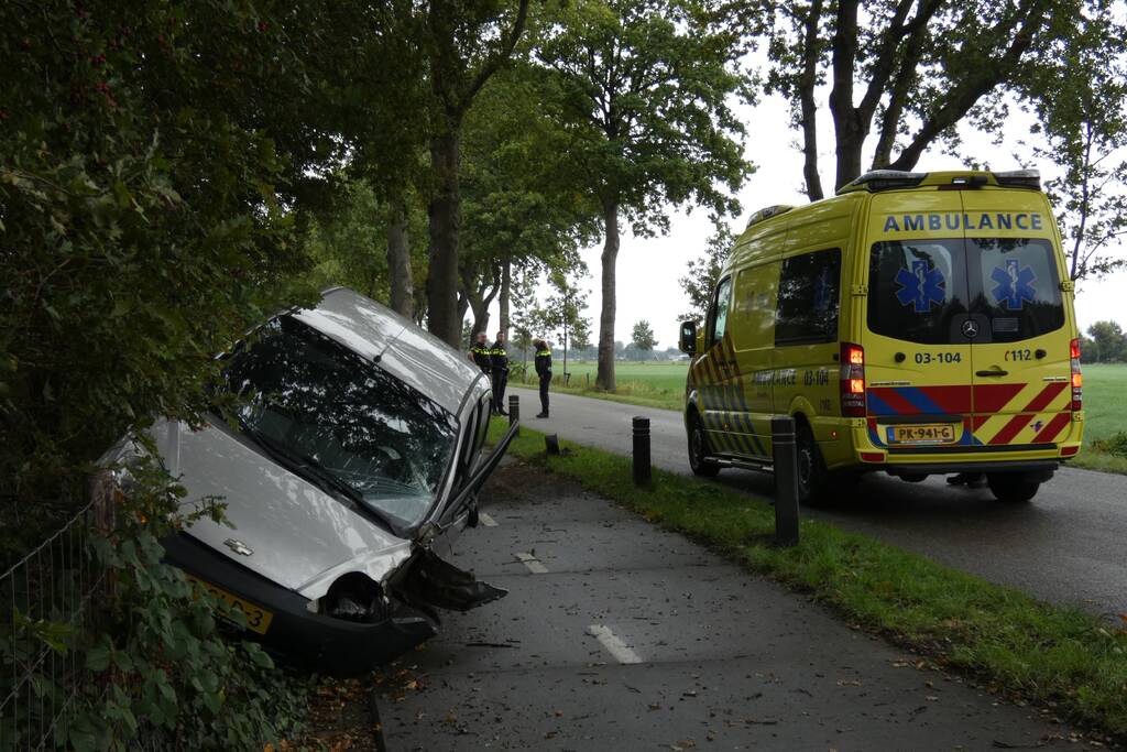 Auto raakt van de weg in Hooghalen