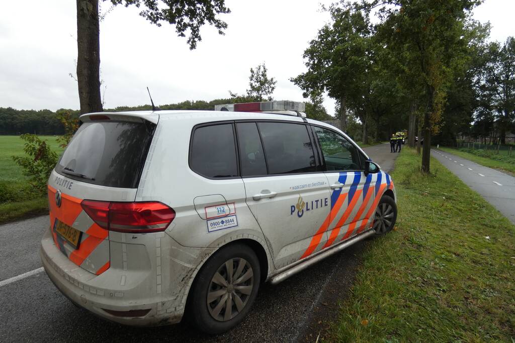 Auto raakt van de weg in Hooghalen