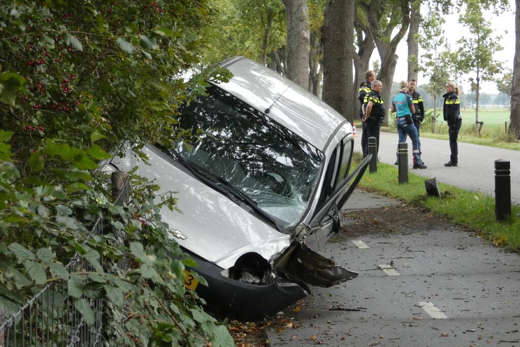 Auto raakt van de weg in Hooghalen