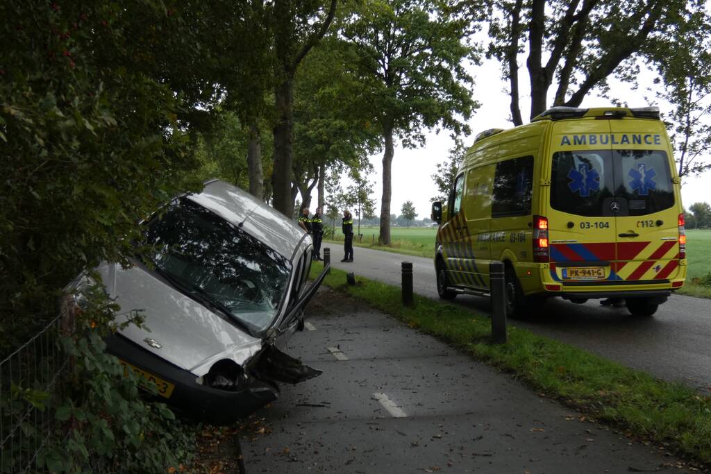 Auto raakt van de weg in Hooghalen