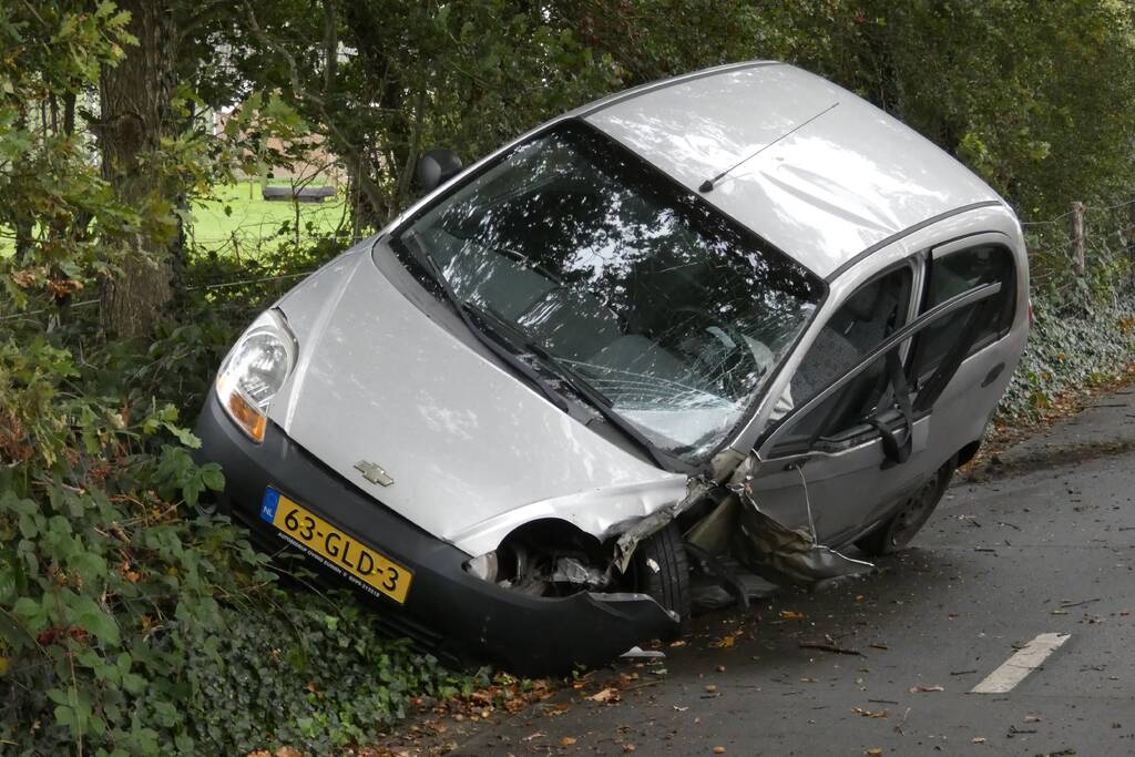 Auto raakt van de weg in Hooghalen