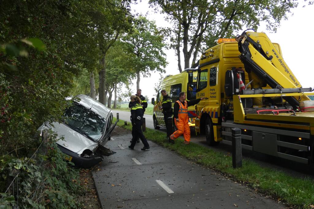 Auto raakt van de weg in Hooghalen