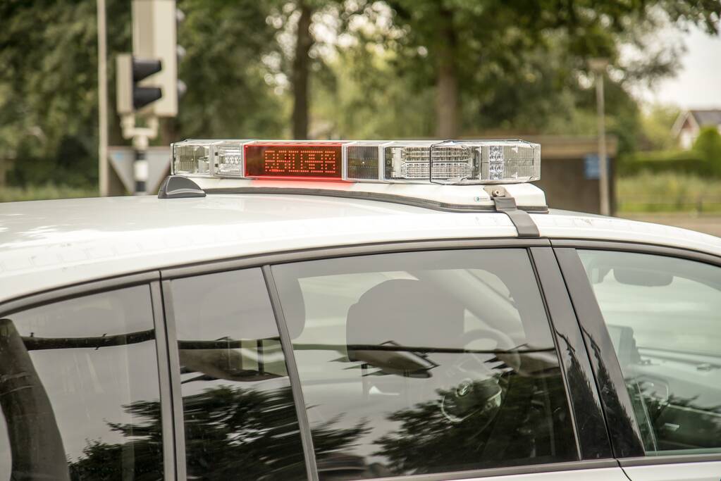 Automobilist rijdt tegen onopvallende politieauto