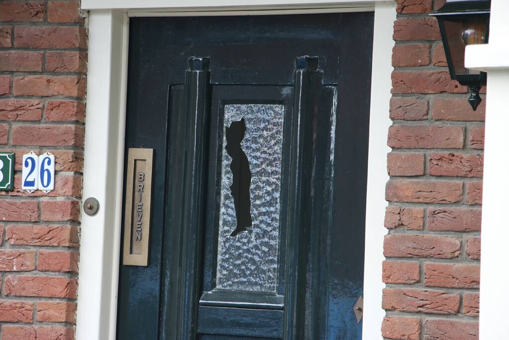 Man met verward gedrag aangehouden na vernielen van ruiten en auto