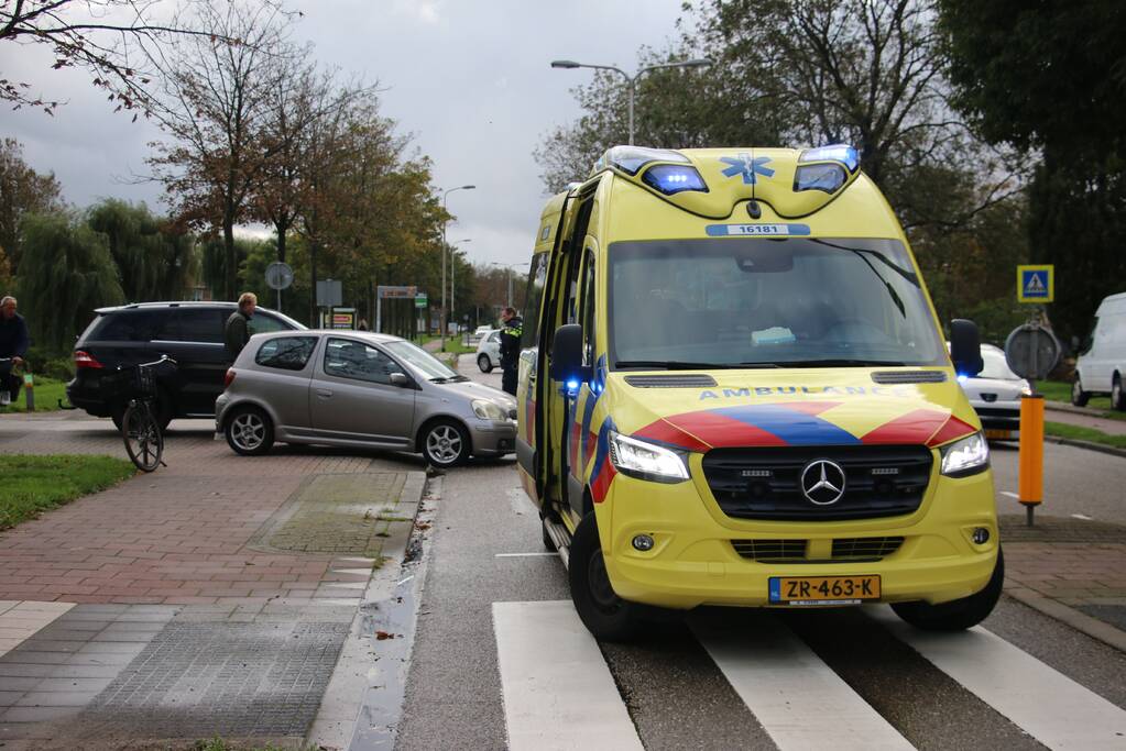 Afslaande auto botst op fietser