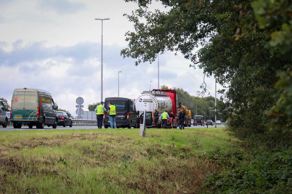 Vrachtwagen en twee auto's betrokken bij botsing
