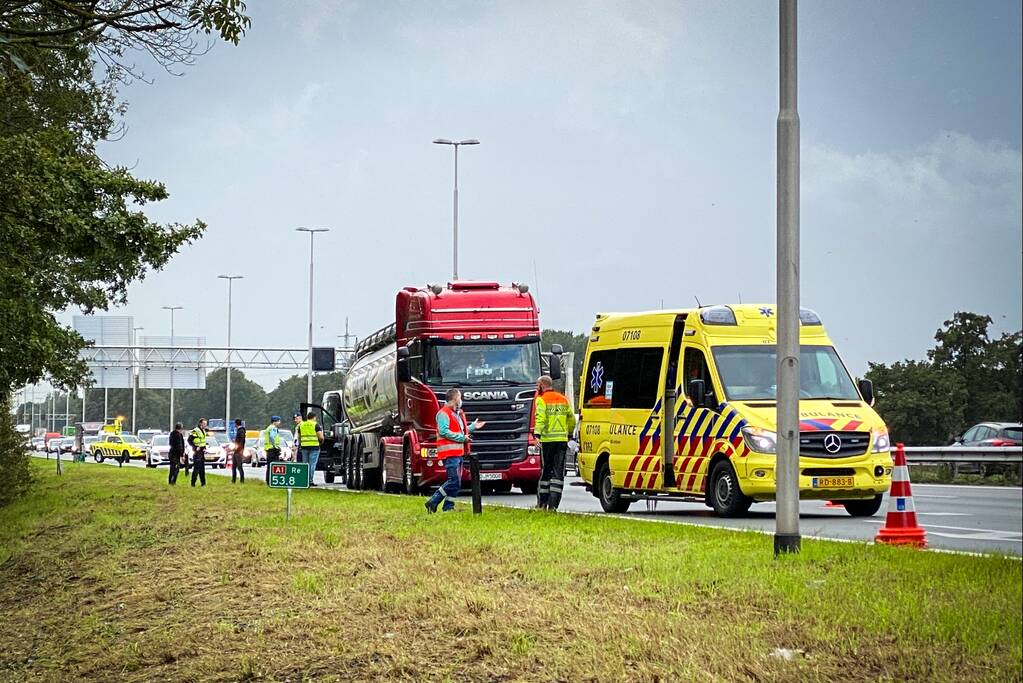 Vrachtwagen en twee auto's betrokken bij botsing