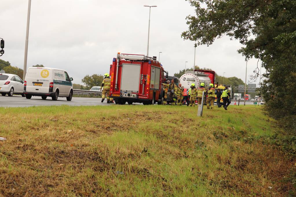Vrachtwagen en twee auto's betrokken bij botsing