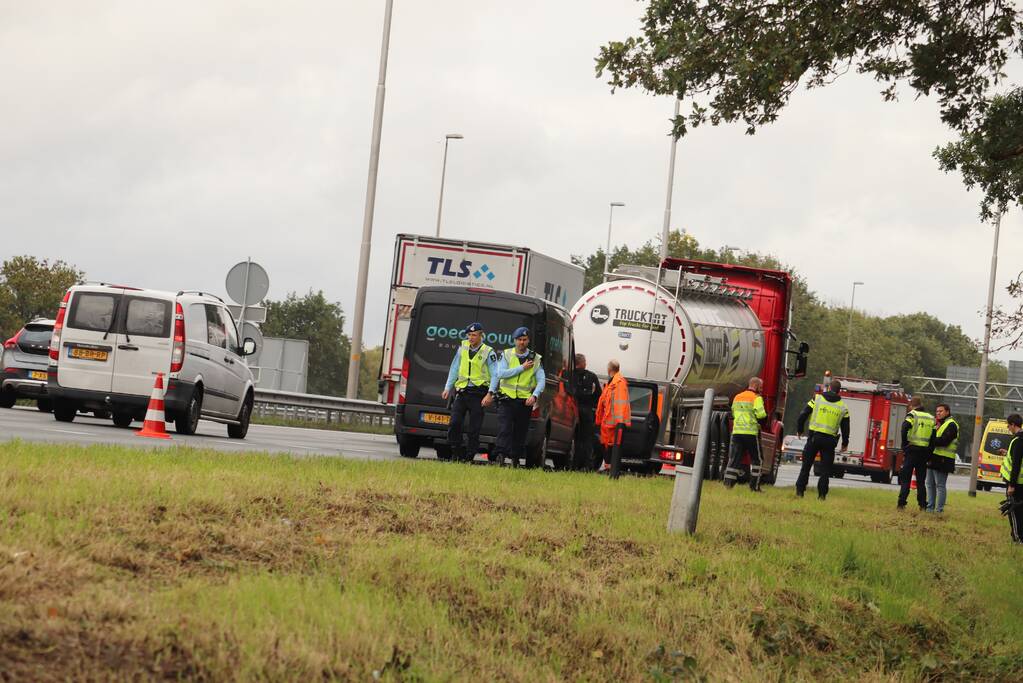 Vrachtwagen en twee auto's betrokken bij botsing