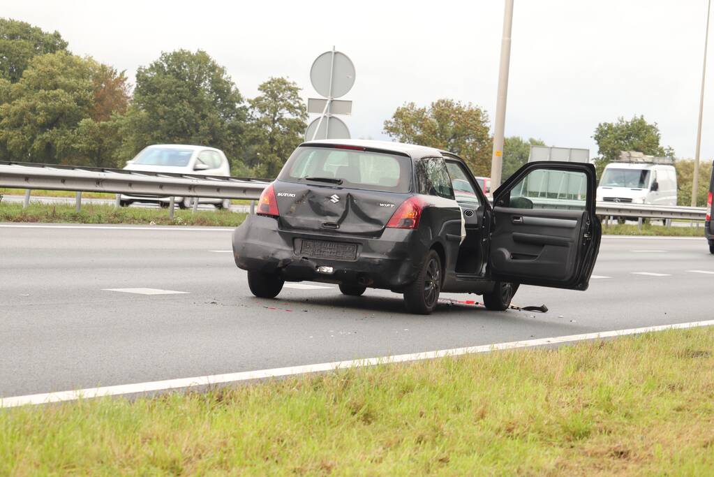 Vrachtwagen en twee auto's betrokken bij botsing