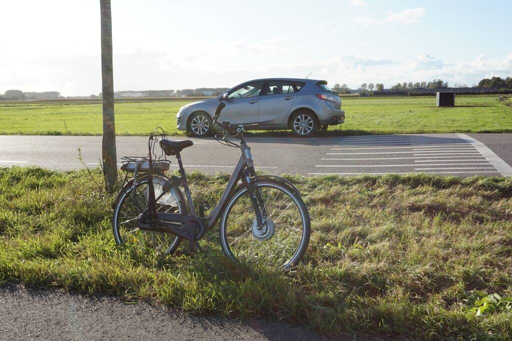 E-biker geschept door auto op kruising