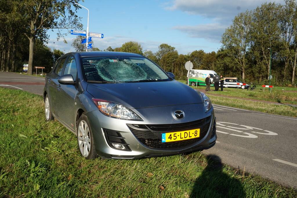 E-biker geschept door auto op kruising