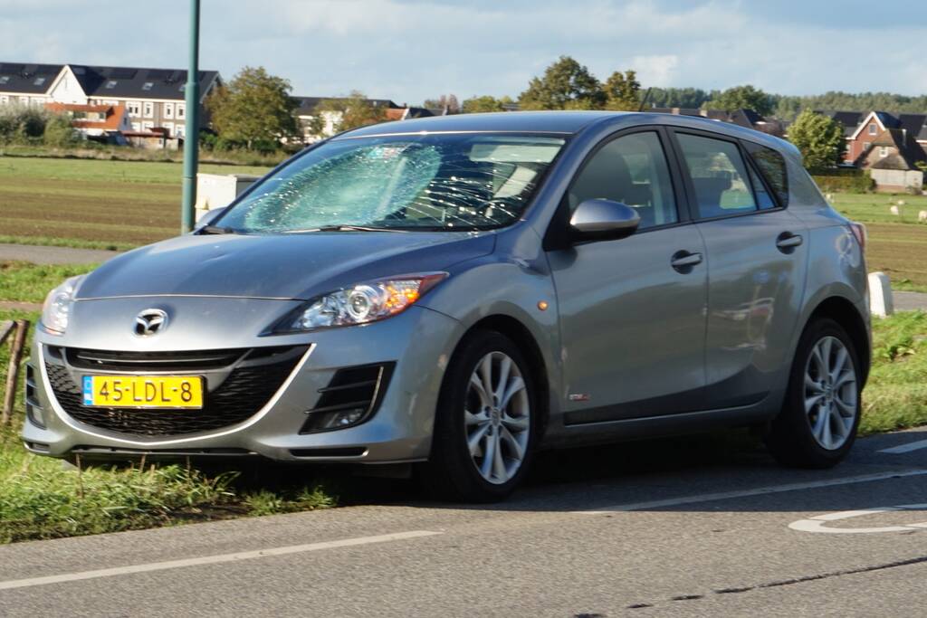 E-biker geschept door auto op kruising