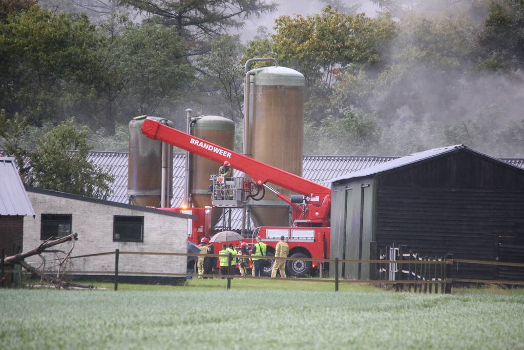 Grote brand in varkensstal gepaard met veel rook