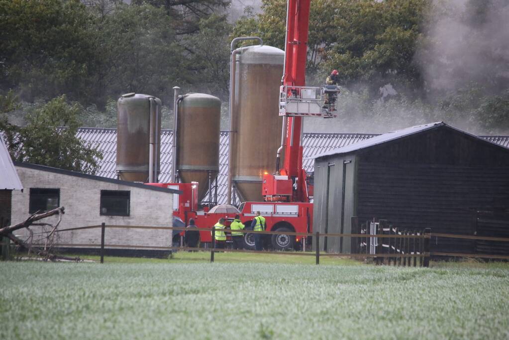 Grote brand in varkensstal gepaard met veel rook