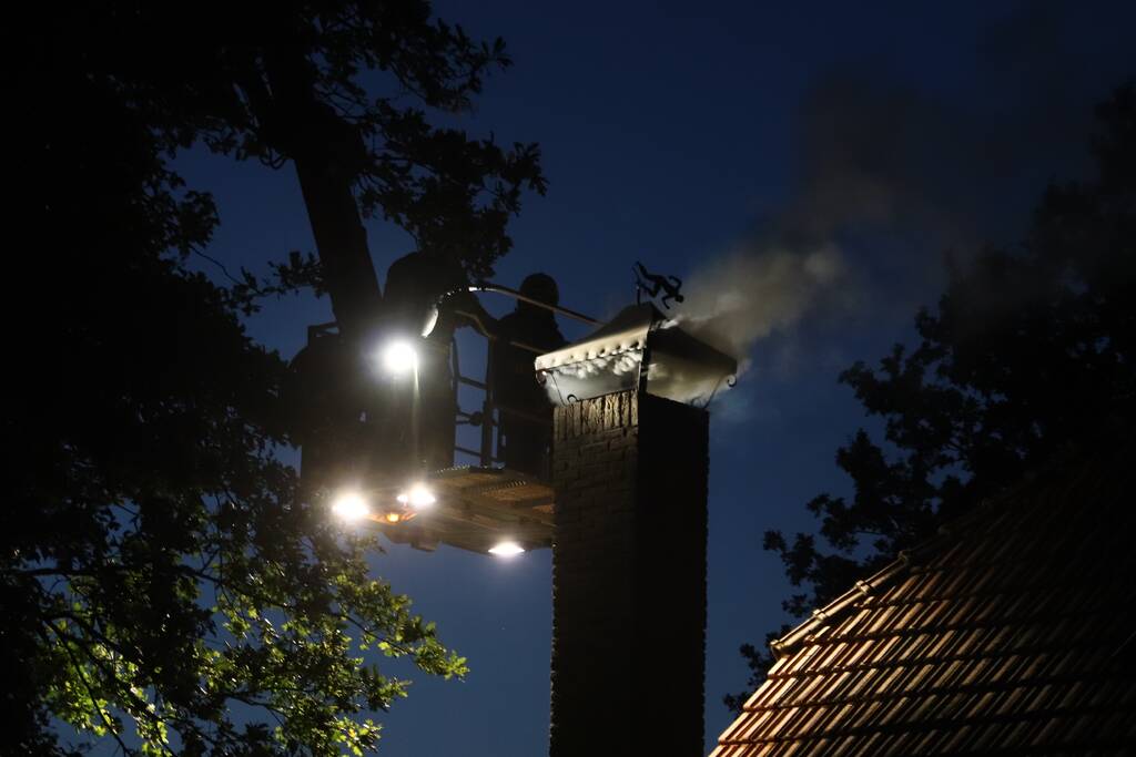 Veel rook bij schoorsteen brand