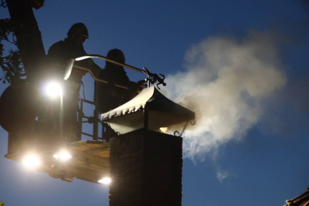 Veel rook bij schoorsteen brand