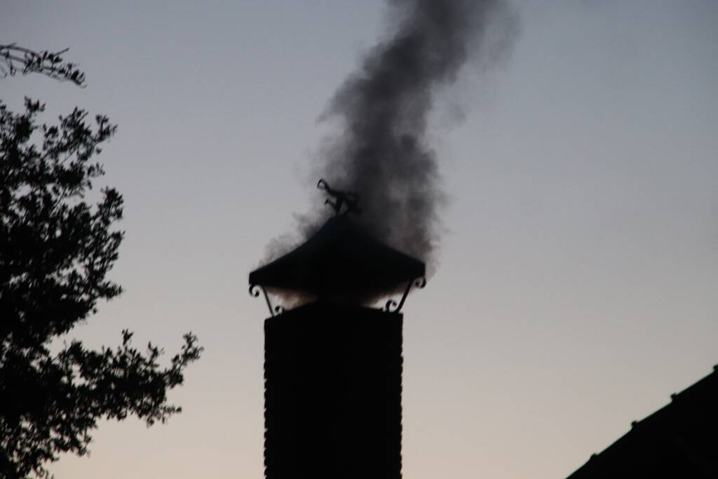 Veel rook bij schoorsteen brand