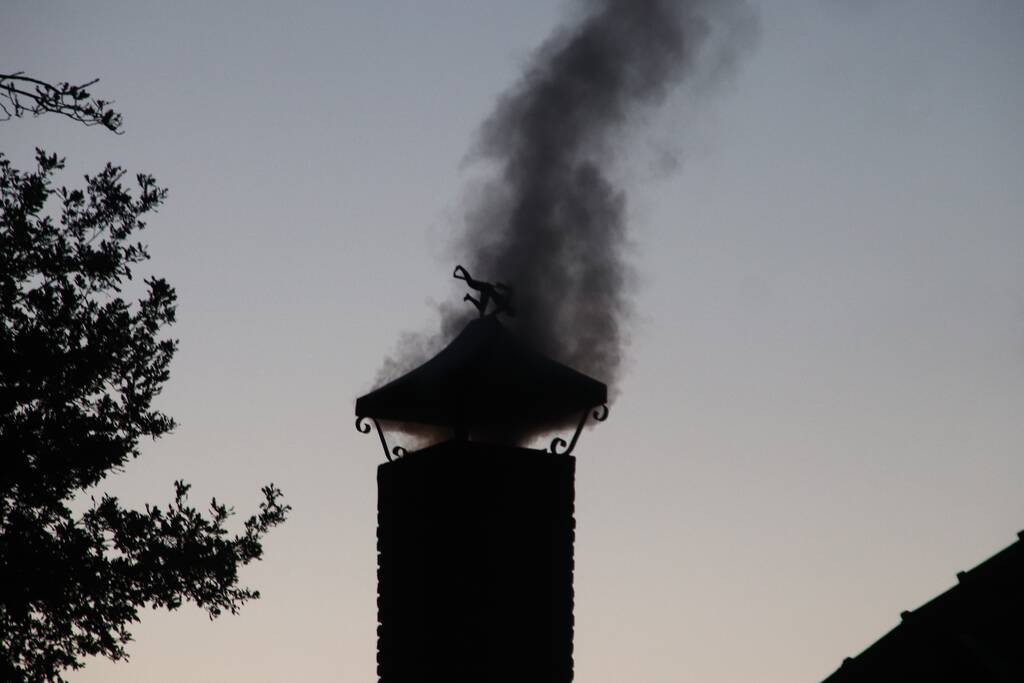 Veel rook bij schoorsteen brand