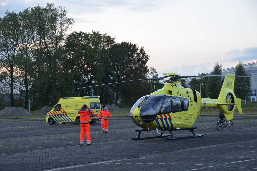 Traumahelikopter landt op parkeerterrein ijshal