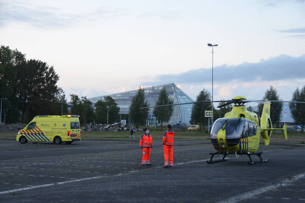 Traumahelikopter landt op parkeerterrein ijshal