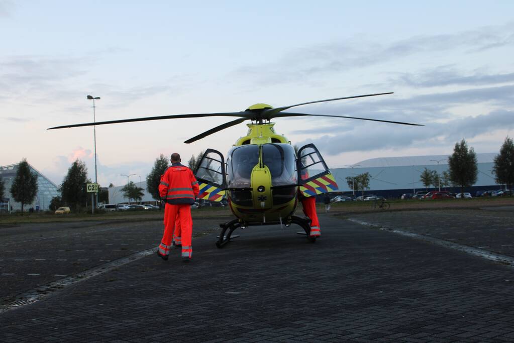 Traumahelikopter landt op parkeerterrein ijshal