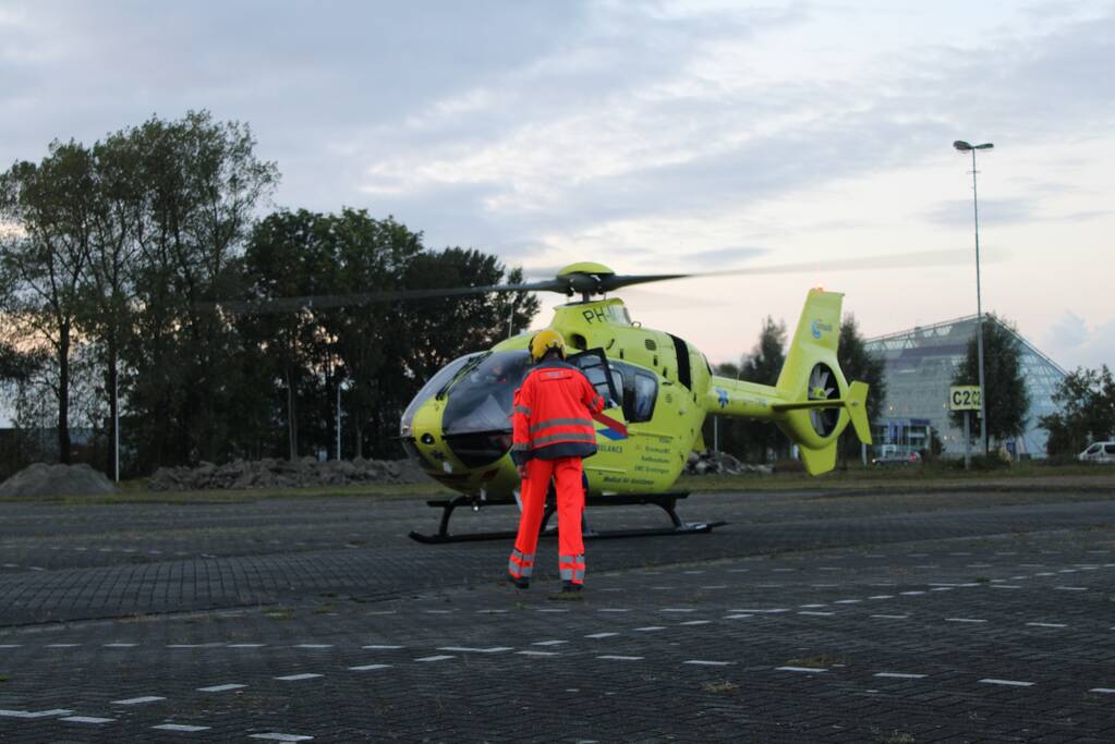 Traumahelikopter landt op parkeerterrein ijshal