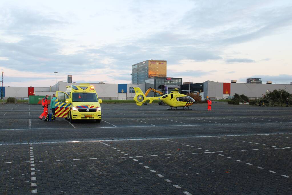 Traumahelikopter landt op parkeerterrein ijshal