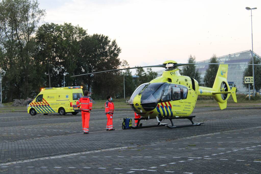Traumahelikopter landt op parkeerterrein ijshal