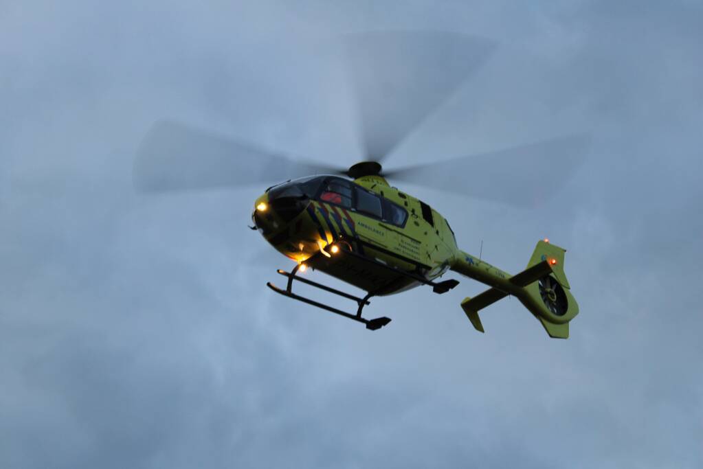 Traumahelikopter landt op parkeerterrein ijshal