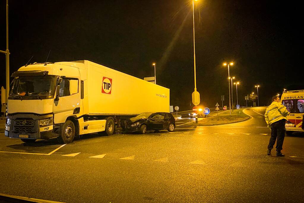 Auto total-loss na botsing op vrachtwagen