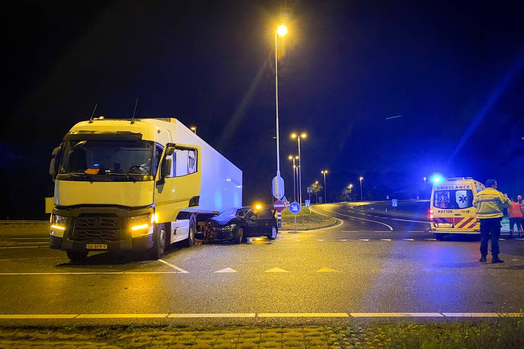 Auto total-loss na botsing op vrachtwagen