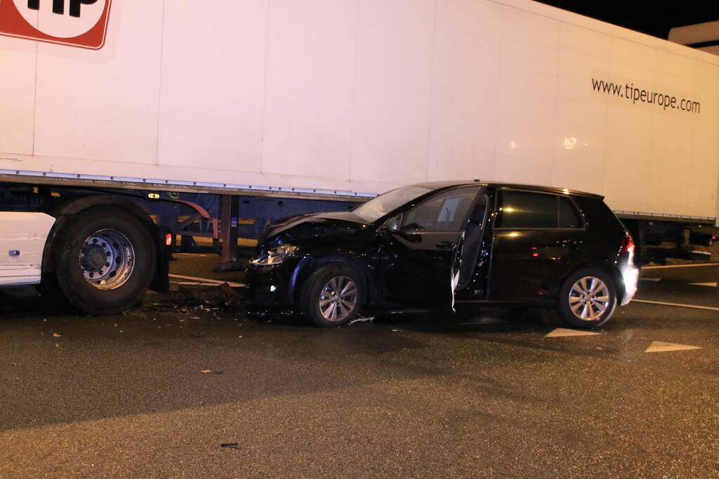 Auto total-loss na botsing op vrachtwagen