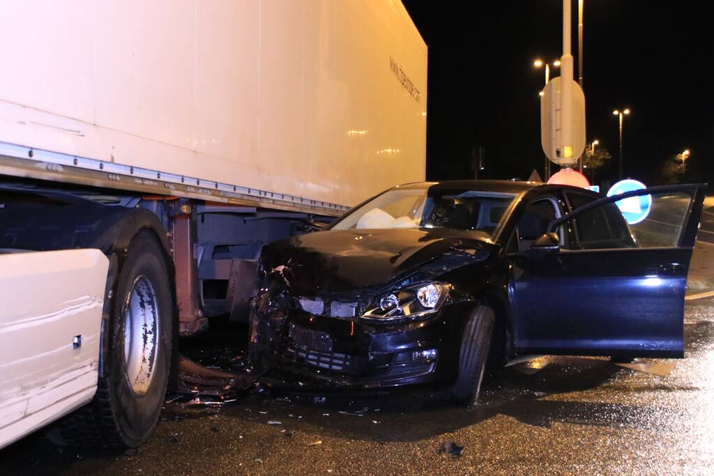 Auto total-loss na botsing op vrachtwagen