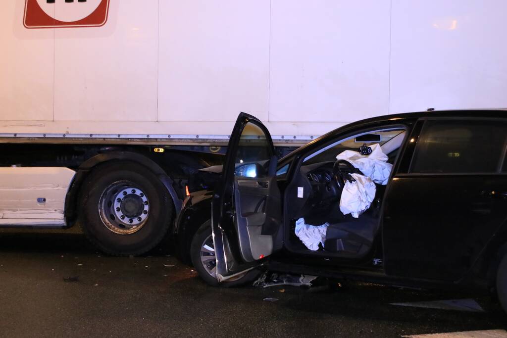 Auto total-loss na botsing op vrachtwagen