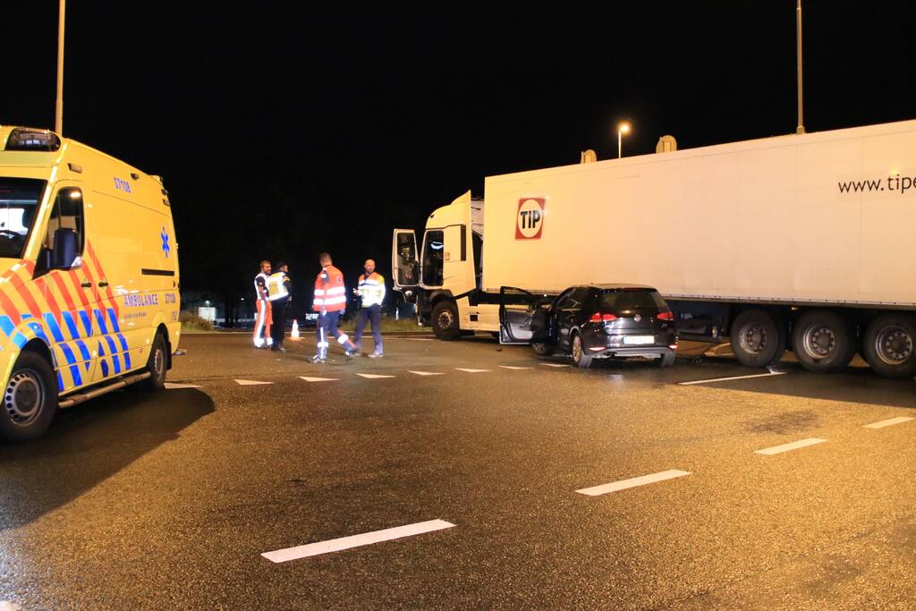 Auto total-loss na botsing op vrachtwagen
