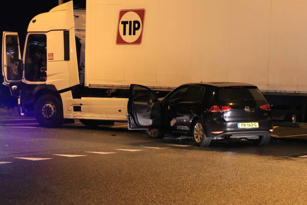 Auto total-loss na botsing op vrachtwagen