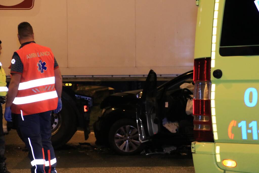 Auto total-loss na botsing op vrachtwagen