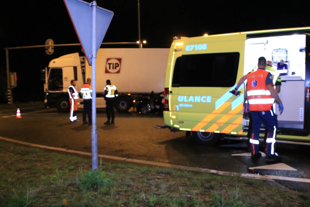Auto total-loss na botsing op vrachtwagen