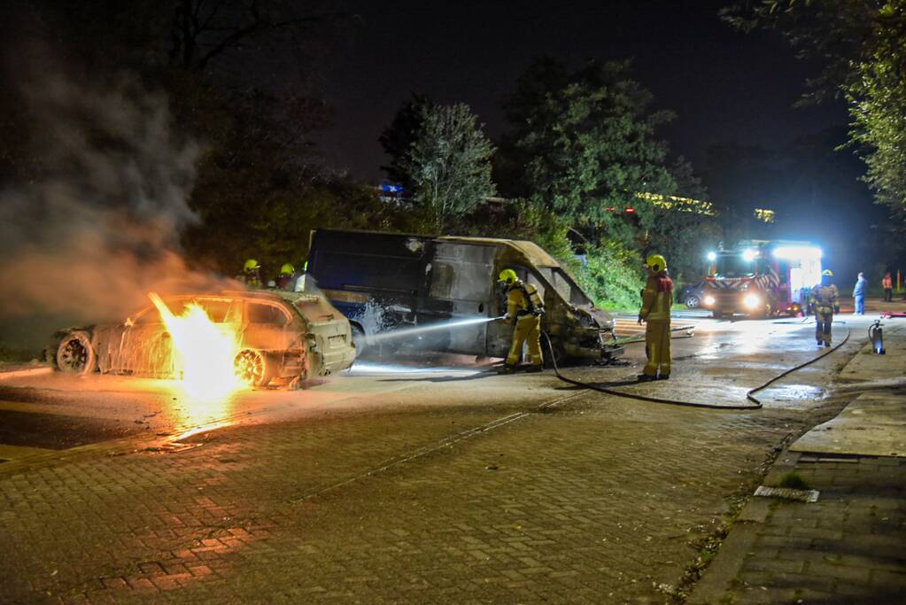 Bestelbus en auto gaan in vlammen op