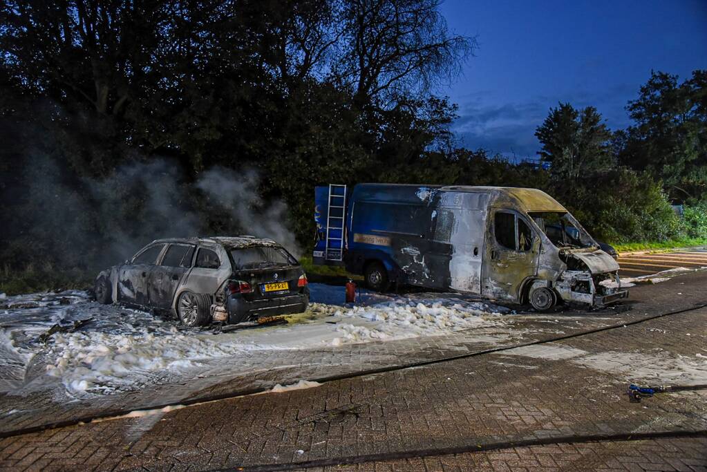 Bestelbus en auto gaan in vlammen op