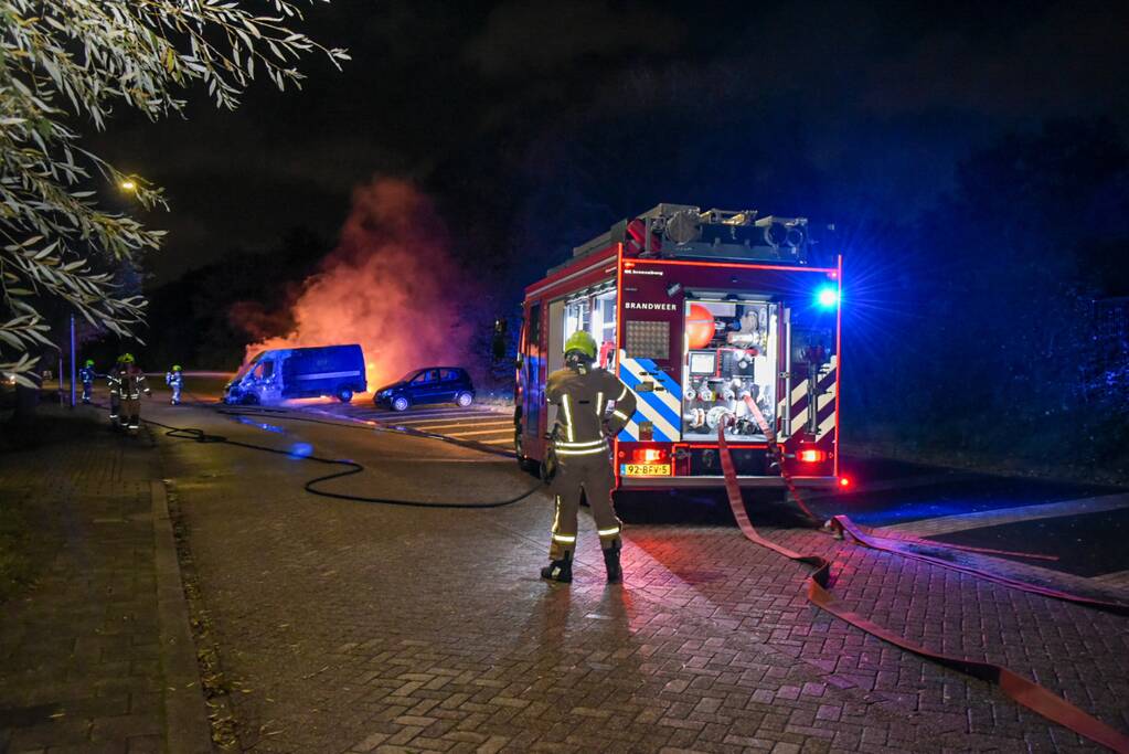 Bestelbus en auto gaan in vlammen op