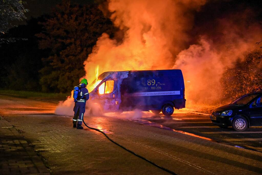 Bestelbus en auto gaan in vlammen op